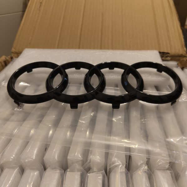 Musta / Chrome Merkki Audin Etumaskiin