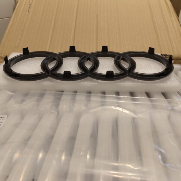 Musta / Chrome Merkki Audin Etumaskiin