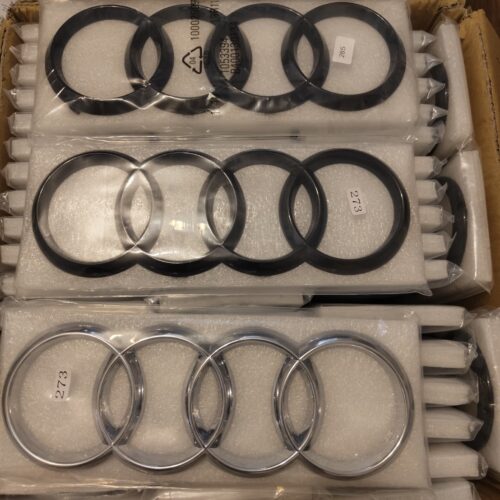 WhatsApp Image 2026-03-31 at 13.45.09 Musta / Chrome Merkki Audin Etumaskiin